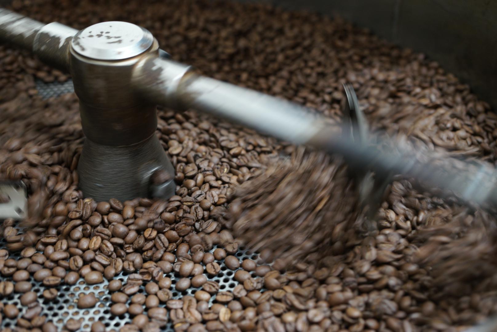 焙煎後の豆が回る様子