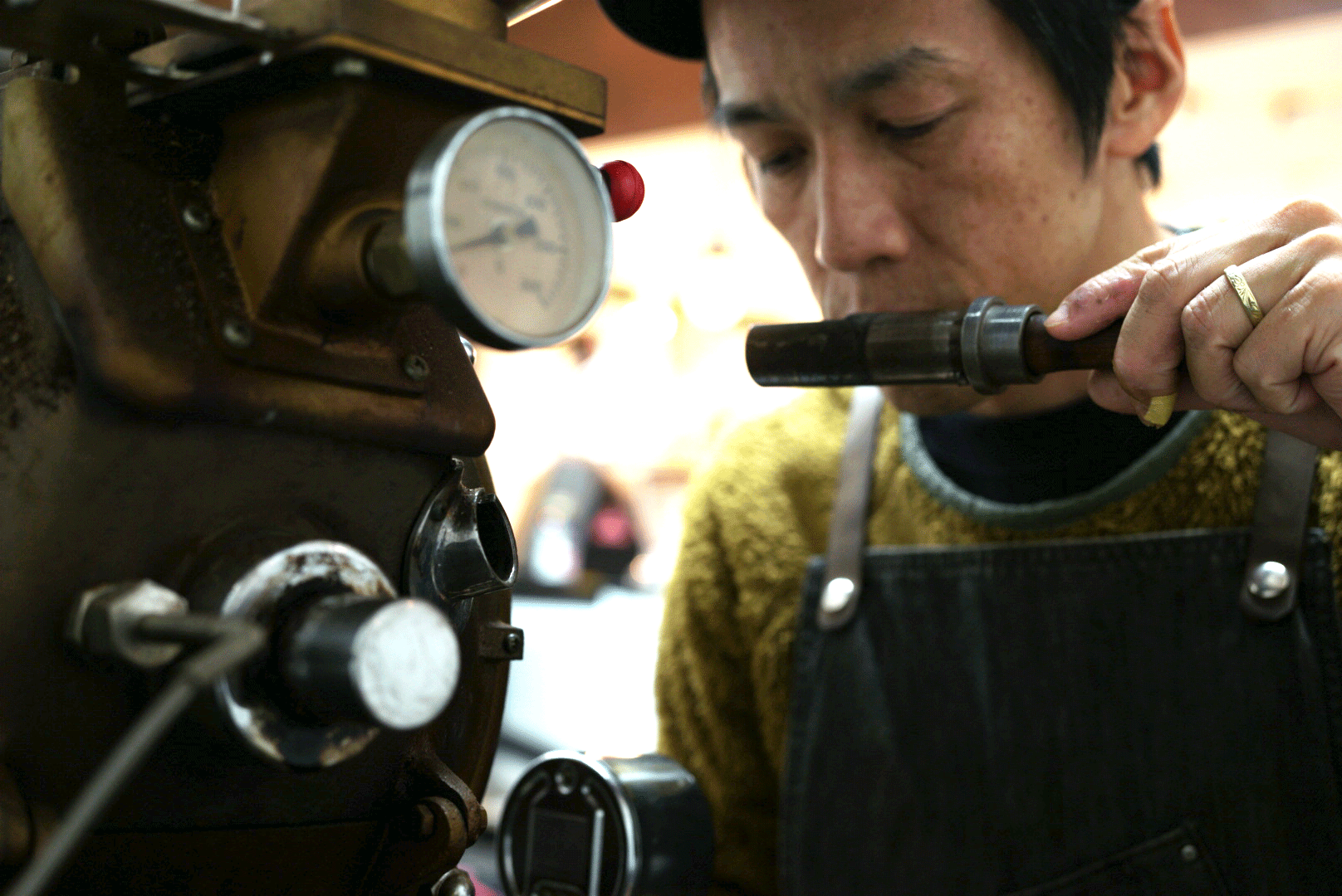 焙煎機で香りを確かめる様子