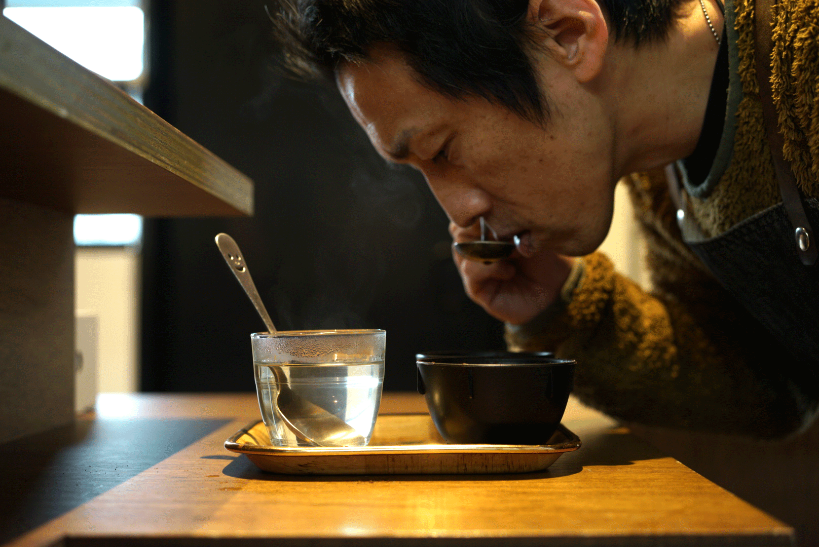 焙煎士によるテイスティングチェック